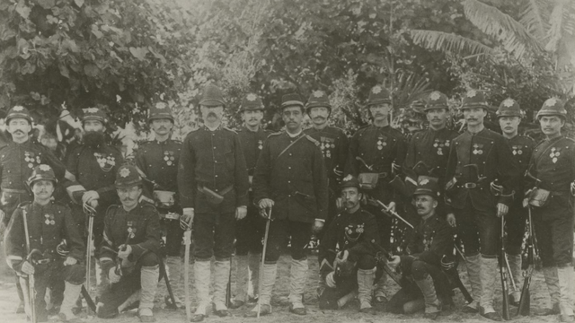 Pasukan Marsose Belanda menyelipkan rencong di pinggangnya, 1896. Dok. KITLV