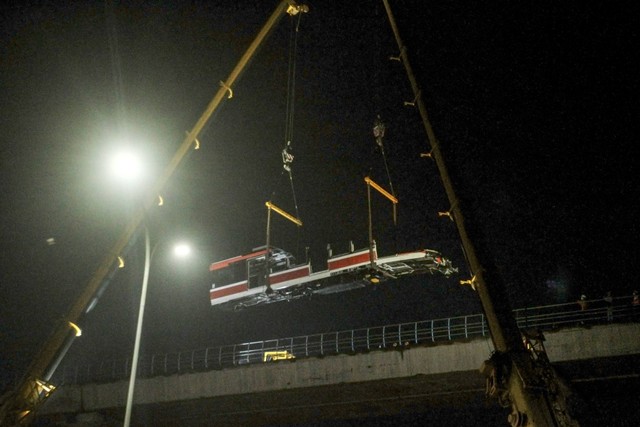 Petugas melakukan evakuasi penurunan gerbong kereta LRT yang mengalami kecelakaan di Ruas Cibubur-Ciracas, Jakarta Timur, Selasa (2/11/2021) dini hari. Foto: Asprilla Dwi Adha/Antara Foto
