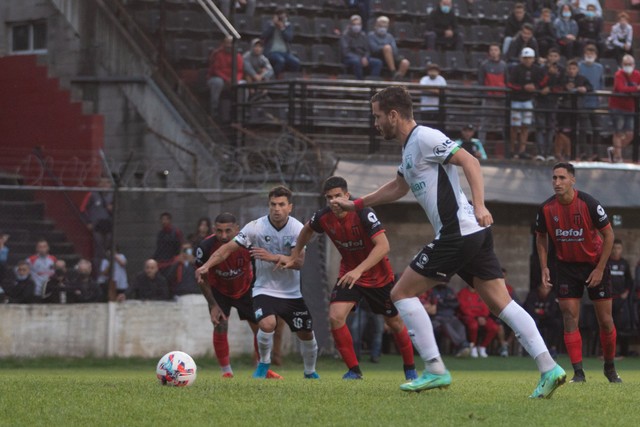 Pemain Ferro de General Pico dalam sebuah pertandingan. Foto: Twitter/@FerroOficial