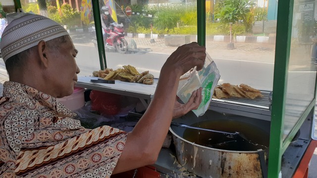 Darkam menuangkan minyak goreng untuk memasak gorengan, Jakarta Selatan, Selasa (2/11). Foto: Fariza Rizky Ananda/kumparan