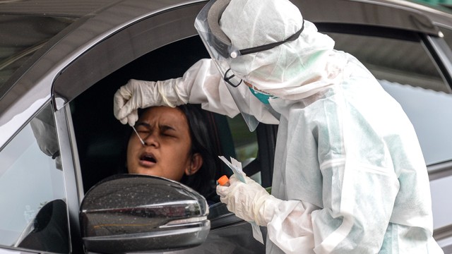 Petugas kesehatan melakukan tes usap polymerase chain reaction (PCR) COVID-19 pada warga di Jakarta, Selasa (2/11/2021). Foto: M Risyal Hidayat/ANTARA FOTO