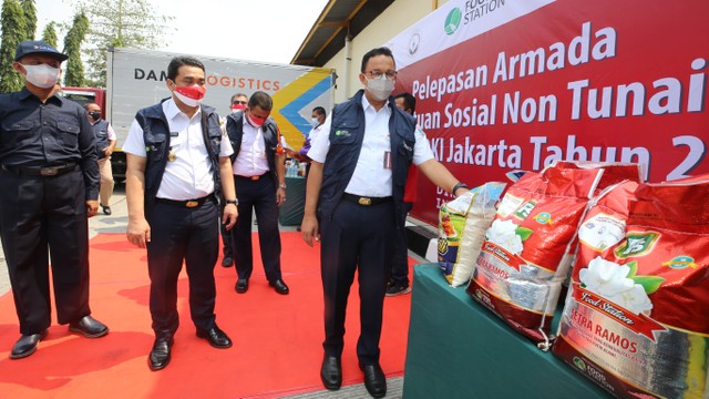 Gubernur DKI Jakarta Anies Baswedan saat pelepasan penyaluran bansos beras di Jakarta. Foto: Pemprov DKI Jakarta