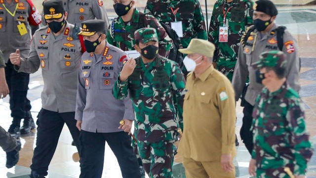 Panglima TNI Marsekal Hadi Tjahjanto dan Kapolri Jenderal Listyo Sigit Prabowo didampingi Sekda Aceh Taqwallah saat meninjau vaksinasi COVID-19 di gedung Banda Aceh Convention Hall dalam kunjungan kerja ke Aceh, Selasa (2/11/2021). Foto: Suparta/acehkini