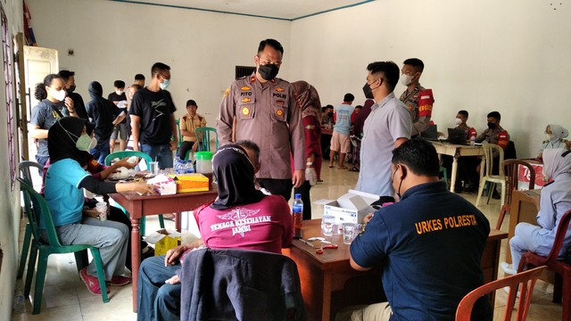Vaksinasi yang diadakan Polsek Kota Baru, Kota Jambi. (Foto: M Sobar Alfahri)