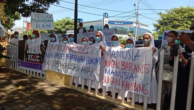 Para aktivis yang membawa spanduk dan pamflet saat melakukan aksi damai di halaman Mapolres Sikka, Selasa (2/11). Foto : Albert Aquinaldo