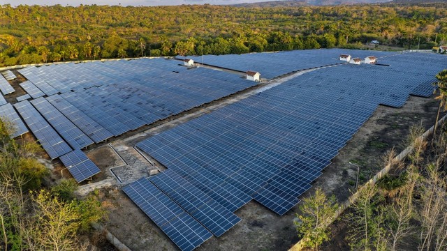 Pembangkit Listrik Tenaga Surya (PLTS) PLN. Foto: PLN