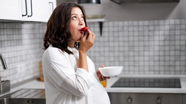 Perlukah Ibu Hamil Makan Dua Kali Lebih Banyak? Foto: Shutter Stock