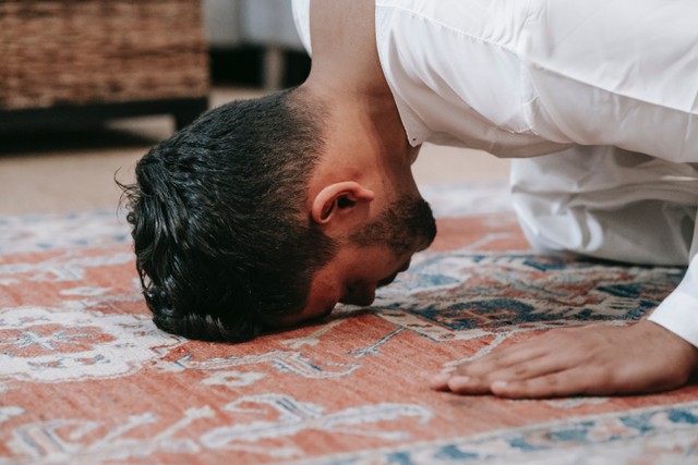 Ilustrasi sholat sendirian. Foto: Pexels