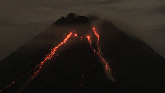 Lahar mengalir dari puncak Gunung Merapi, gunung berapi teraktif di Indonesia, terlihat dari Sleman di Yogyakarta. Foto: Agung Supriyanto/AFP