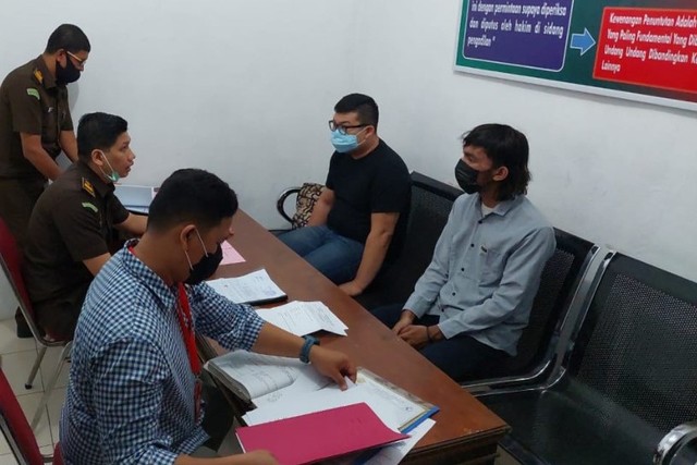 Penyerahan berkas perkara berikut barang bukti dan dua tersangkanya terkait kasus konser musik di sebuah kafe di Kota Banda Aceh kepada Jaksa Penuntut Umum, Kamis (29/7/2021). Foto: Dok. Polresta Banda Aceh