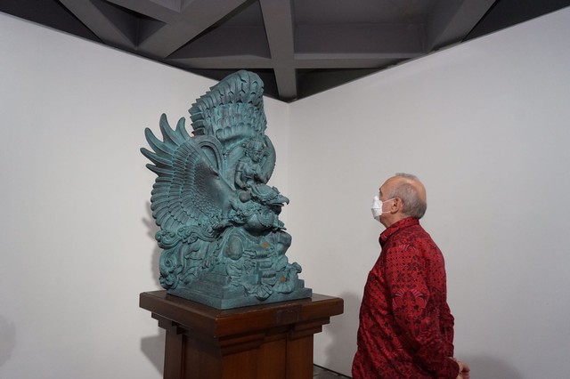 Duta Besar Perancis untuk Indonesia Olivier Chambard saat mengamati miniatur Garuda Wisnu Kencana karya Nuarta - IST