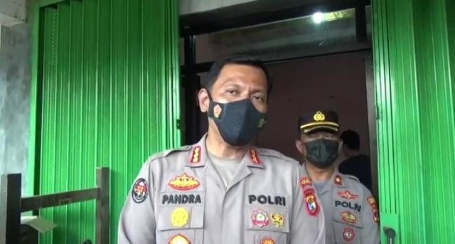 Kabid Humas Polda Lampung Kombes Pol Zahwani Pandra Arsyad saat diwawancarai di lokasi penggeladahan diduga tempat pendanaan aksi terorisme di Lampung. | Foto: Bella Sardio/ Lampung Geh