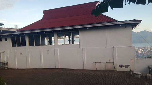 Bangunan paving di sekitar Resto Grend Fatmah, Ternate yang diduga menjadi utang. Foto: Istimewa