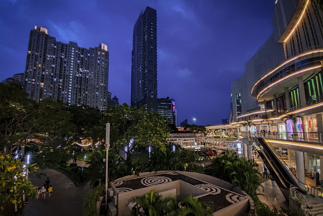 Pengunjung berada di Eco Skywalk di Pusat perbelanjaan Neo Soho Mall - Central Park, Jakarta, Rabu (3/11/2021).  Foto: Jamal Ramadhan/kumparan