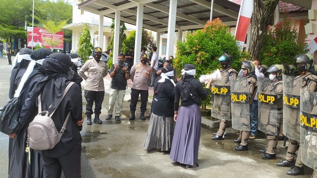 Aksi demo Gerakan Perempuan Tolak Kekerasan Seksual Terhadap Anak (GERTAK) di Kantor DP3AKB Kabupaten Aceh Barat, Rabu (3/11) siang. Foto: Dok. acehkini
