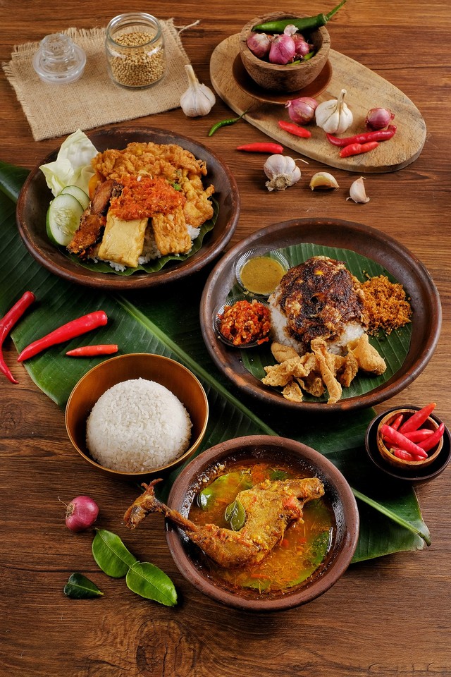 Makanan tradisional ala Penyetan Cok Foto: dok.PenyetanCok