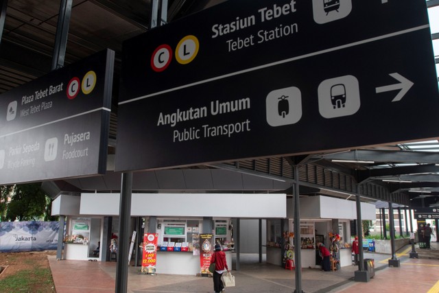 Warga melintasi kios-kios Jakpreneur di kawasan Stasiun Tebet, Jakarta, Rabu (3/11).  Foto: Aditya Pradana Putra/ANTARA FOTO