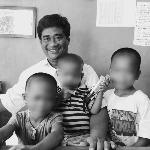 Foto Pak Puger Mulyono (Founder dari Yayasan Lentera Surakarta) dan anak-anak asuh di Yayasan Lentera Surakarta (Yayasan untuk anak-anak dengan HIV/AIDS in Surakarta, Jawa Tengah, Indonesia)
