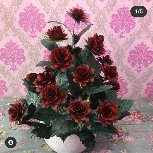 Replika bunga mawar merah hasil karya warga binaan Rutan Perempuan Kelas IIA Medan, foto : IG @bimker.ruperdan