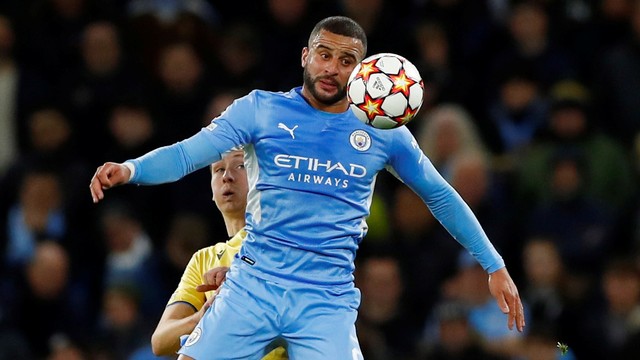 Pemain Manchester City Kyle Walker berebut bola dengan pemain Club Brugge pada pertandingan Grup A Liga Champions di Stadion Etihad, Manchester, Inggris. Foto: Jason Cairnduff/REUTERS