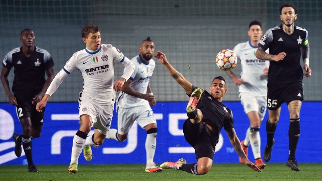 Pemain Inter Milan Nicolo Barella berusaha melewati pemain Sheriff Tiraspol pada pertandingan Grup D Liga Champions di Bolshaya Sportivnaya Arena, Tiraspol, Moldova. Foto: SERGEI GAPON / AFP