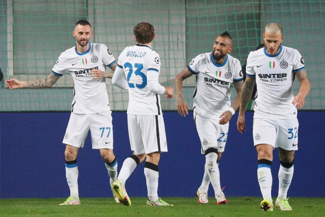 Selebrasi pemain Inter Milan usai mencetak gol ke gawang pemain Sheriff Tiraspol pada pertandingan Grup D Liga Champions di Bolshaya Sportivnaya Arena, Tiraspol, Moldova.
 Foto: Gleb Garanich/REUTERS