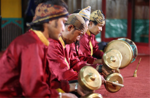 Cara memainkan Talempong. Sumber: encyclopedia.jakarta-tourism.go.id