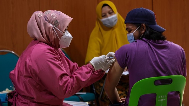 Ilustrasi suntik vaksin Corona. Foto: Abdul Hadi/acehkini