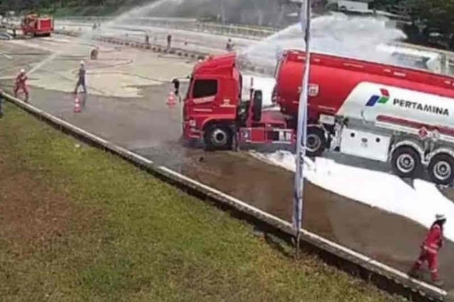 Truk Pertamina pengangkut BBM disimulasikan terbakar di jalan Tol Cipali. Simulai penanganan keadaan darurat level 0 ini dilakukan Pertamina dan Astra Tol CIpali. Foto: Dok. Pertamina