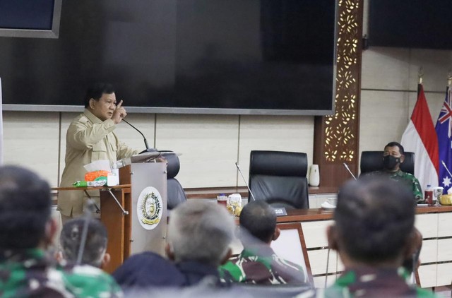Menhan Prabowo Subianto berikan pembekalan di Sekolah Staf dan Komandan Angkatan Darat (Seskoad), Bandung. Foto: Dok. Biro Humas Kemhan