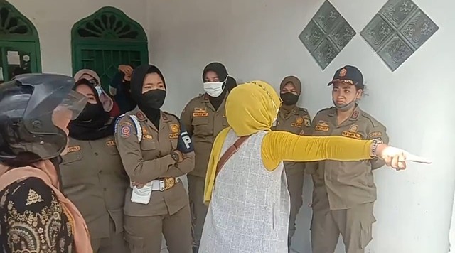 Pedagang mengusir Satpol PP yang sedang berteduh di Pasar Lelo Kabupaten Serdang Bedagai. Foto: Dok. Istimewa