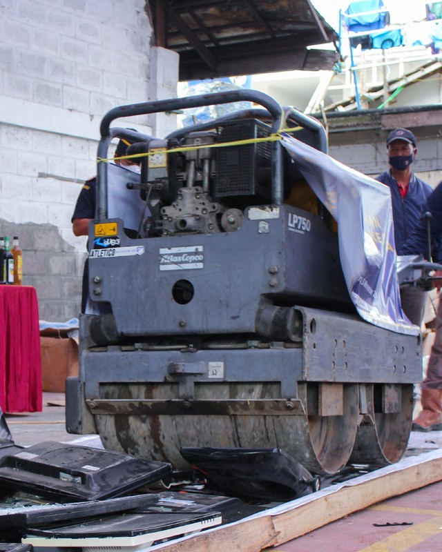 Bea Cukai Bandung memusnahkan jutaan barang ilegal yang Menjadi Milik Negara (BMN). Foto: Dok. Istimewa