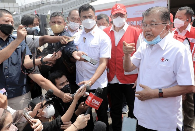 Mantan Wakil Presiden Jusuf Kalla (JK) di Gudang Markas PMI. Foto: Dok. Staf Humas JK
