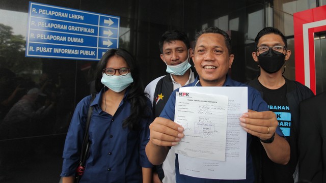 Wakil Ketua Umum Partai Rakyat Adil Makmur (Prima), Alif Kamal (tengah) menunjukkan tanda terima pelaporan kepada wartawan terkait dugaan keterlibatan pejabat negara dalam bisnis tes PCR kepada KPK. Foto: ANTARA FOTO/ Reno Esnir