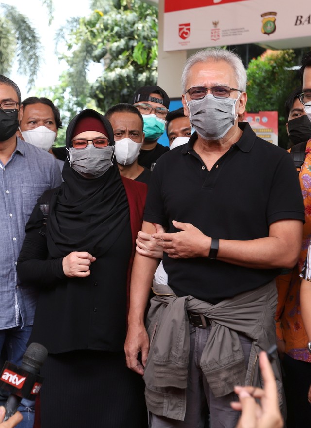 Musisi Iwan Fals bersama istrinya, Rosanna Listanto, usai melaporkan dugaan pencemaran nama baik di SPKT Polda Metro Jaya, Jakarta, Kamis, (4/11). Foto: Agus Apriyanto