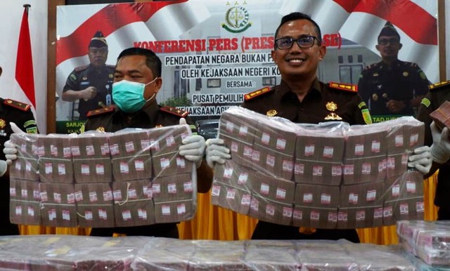 Kepala Kejaksaan Tinggi Sultra, Sarjono Turin, saat menunjukkan uang hasil lelang barang rampasan tindak pidana penambangan ilegal. Foto: Deden Saputra/kendarinesia.