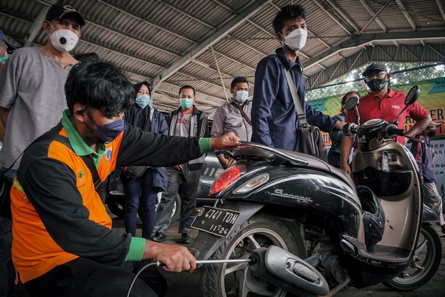 Petugas Dinas Lingkungan Hidup DKI Jakarta menguji emisi kendaraan bermotor di bengkel Dinas Lingkungan Hidup. Foto: Jamal Ramadhan/kumparan