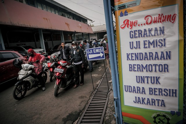 Petugas Dinas Lingkungan Hidup DKI Jakarta menguji emisi kendaraan bermotor di bengkel Dinas Lingkungan Hidup. Foto: Jamal Ramadhan/kumparan