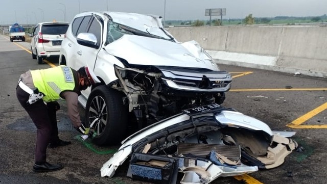 Kondisi mobil Vanessa Angel dan suami yang mengalami kecelakaan, Kamis (4/11). Foto: Dok. Istimewa