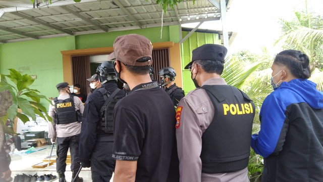 Penggeledahan yayasan yang dulunya bernama LAZ BM ABA di Pringsewu, Lampung. | Foto: Bella Sardio/ Lampung Geh
