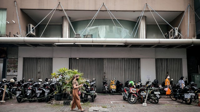 Suasana gerai Matahari di Pasar Baru, Jakarta, yang tutup, Kamis (4/11). Foto: Jamal Ramadhan/kumparan