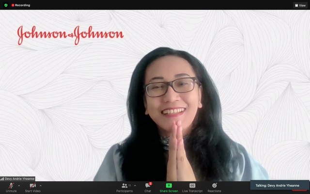 Secara virtual Devy Yheanne, selaku Country Leader of Communication and Public Affairs, PT Johnson & Johnson Indonesia menyampaikan penyerahan donasi melalaui Dompet Dhuafa dari TOSS TBC Virtual Run & Ride 2021. Dok (Dompet Dhuafa) (Selasa, 2/11)