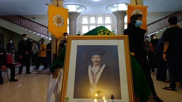 Jenazah Dekan Fakultas Peternakan UGM Prof I Gede Suparta Budisatria disemayamkan di Balairung UGM, Kamis (4/11) sore. Foto: Arfiansyah Panji Purnandaru/kumparan