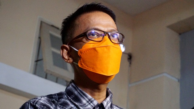 Ayah Vanessa Angel, Doddy Sudrajat, memberikan keterangan pada media, di rumah duka, di Kembangan, Jakarta Barat, Kamis (4/11). Foto: Jamal Ramadhan/kumparan