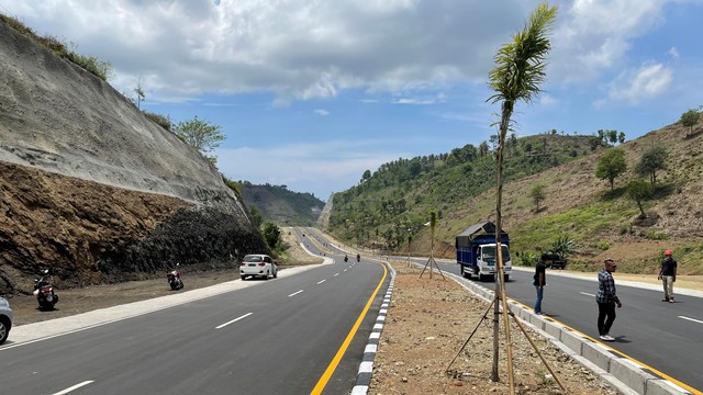Progres pembangunan jalan Bypass Bandara Internasional Lombok (BIL) Mandalika, di Lombok Tengah, NTB, Kamis (4/11). Foto: Efira Tamara Thenu/kumparan