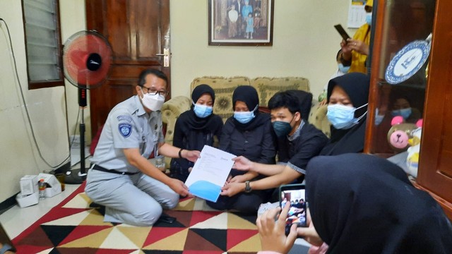 Penyerahan jaminan santunan kepada ahli waris Dekan Fakultas Peternakan (Fapet), Universitas Gadjah Mada (UGM), I Gede Suparta Budisatria, korban kecelakaan meninggal dunia di Jalan Tol Cipali KM. 113, Subang, Jawa Barat, Kamis dini hari (4/11). Foto: Jasa Raharja