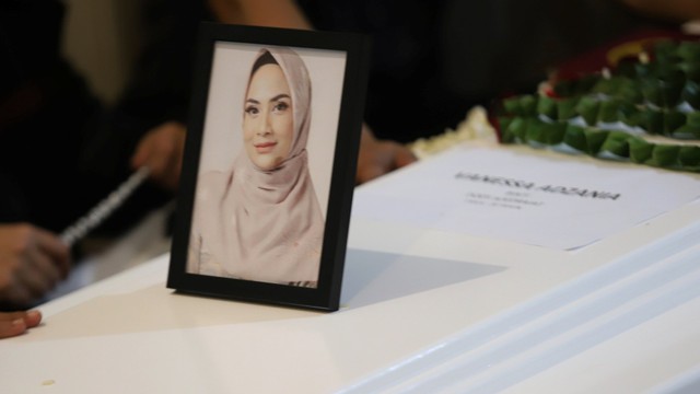 Sejumlah keluarga dan kerabat saat berdoa di depan jenazah Vanessa Angel dan Bibi Ardiansyah di kediamannya kawasan, Srengseng, Jakarta, Jumat, (5/11).  Foto: Agus Apriyanto