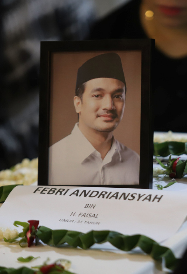 Sejumlah keluarga dan kerabat saat berdoa di depan jenazah Vanessa Angel dan Bibi Ardiansyah di kediamannya kawasan, Srengseng, Jakarta, Jumat, (5/11). Foto: Agus Apriyanto