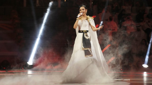 Penyayi Lyodra tampil pada National Day Indonesia di Expo 2020 Dubai, Dubai, Uni Emirat Arab, Kamis (4/11/2021). Foto: ANTARA FOTO/Hafidz Mubarak A