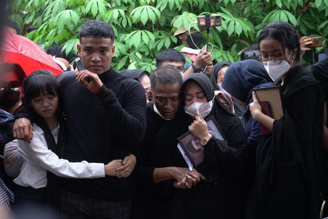 Suasana pemakaman Artis Vanessa Angel dan suami. Foto: Jamal Ramadhan/kumparan